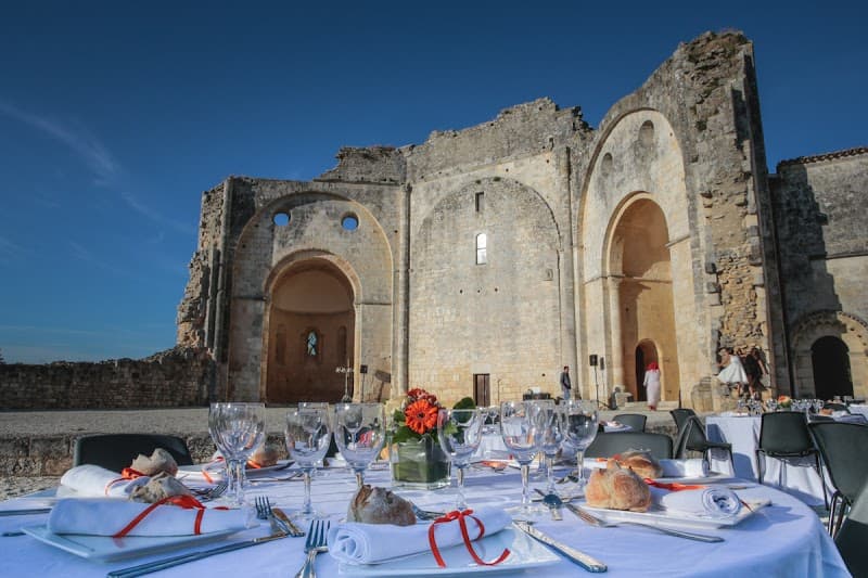 Gîtes et salle de réceptions à l'Abbaye de Trizay, location salle à Trizay